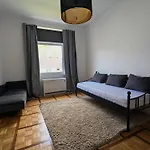 Zentral Gelegen, Sehr Geraeumig, 3 Zimmer, 3 Betten