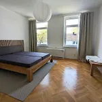 Zentral Gelegen, Sehr Geraeumig, 3 Zimmer, 3 Betten