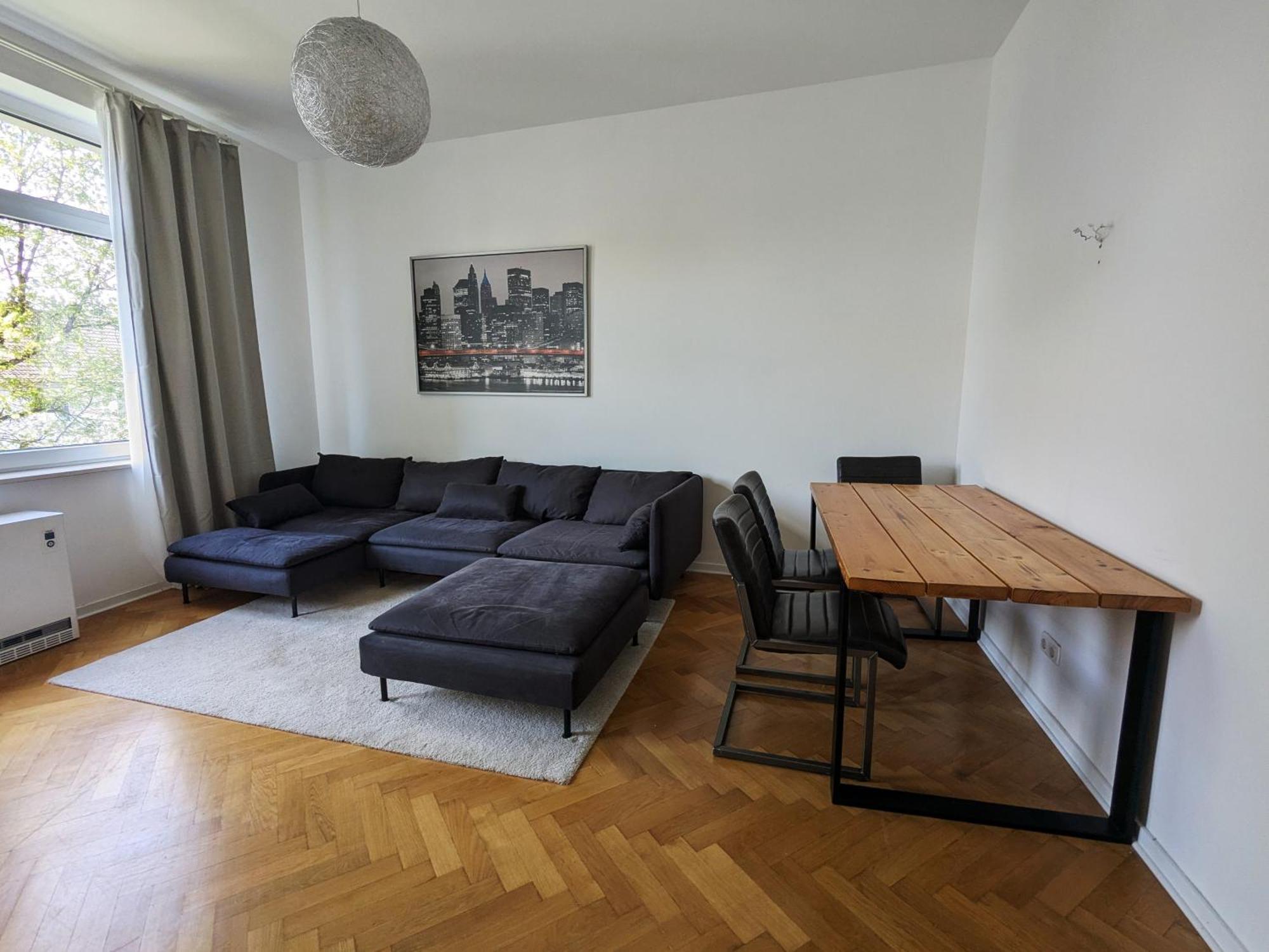 Zentral Gelegen, Sehr Geraeumig, 3 Zimmer, 3 Betten Apartment *