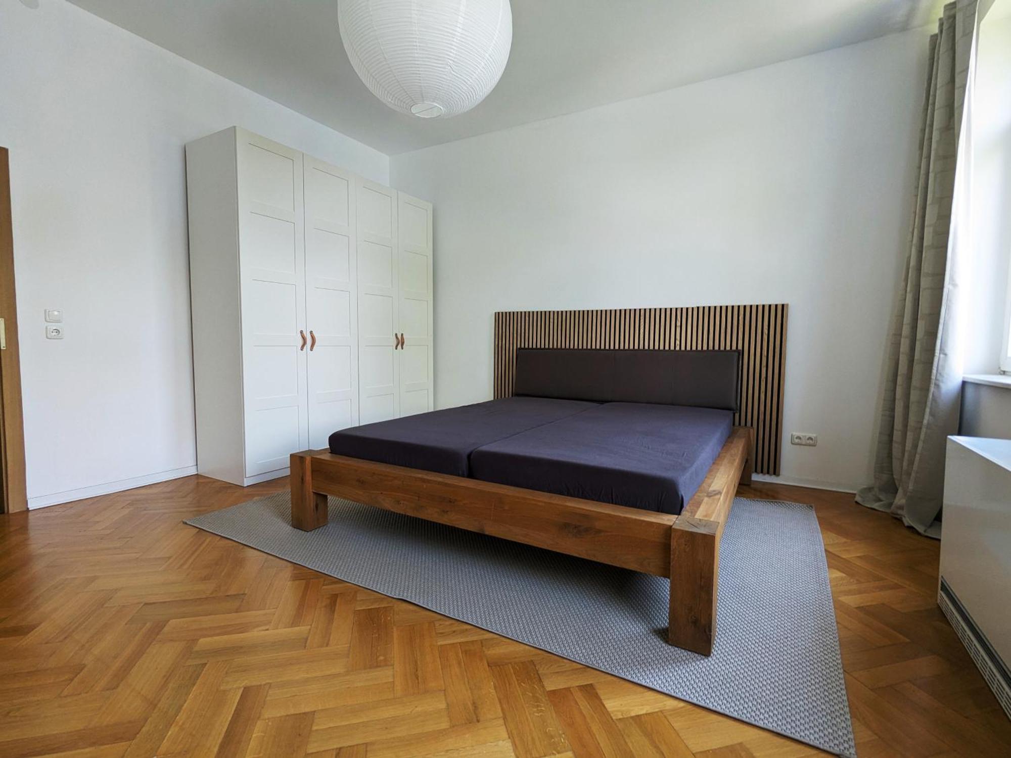 Zentral Gelegen, Sehr Geraeumig, 3 Zimmer, 3 Betten
