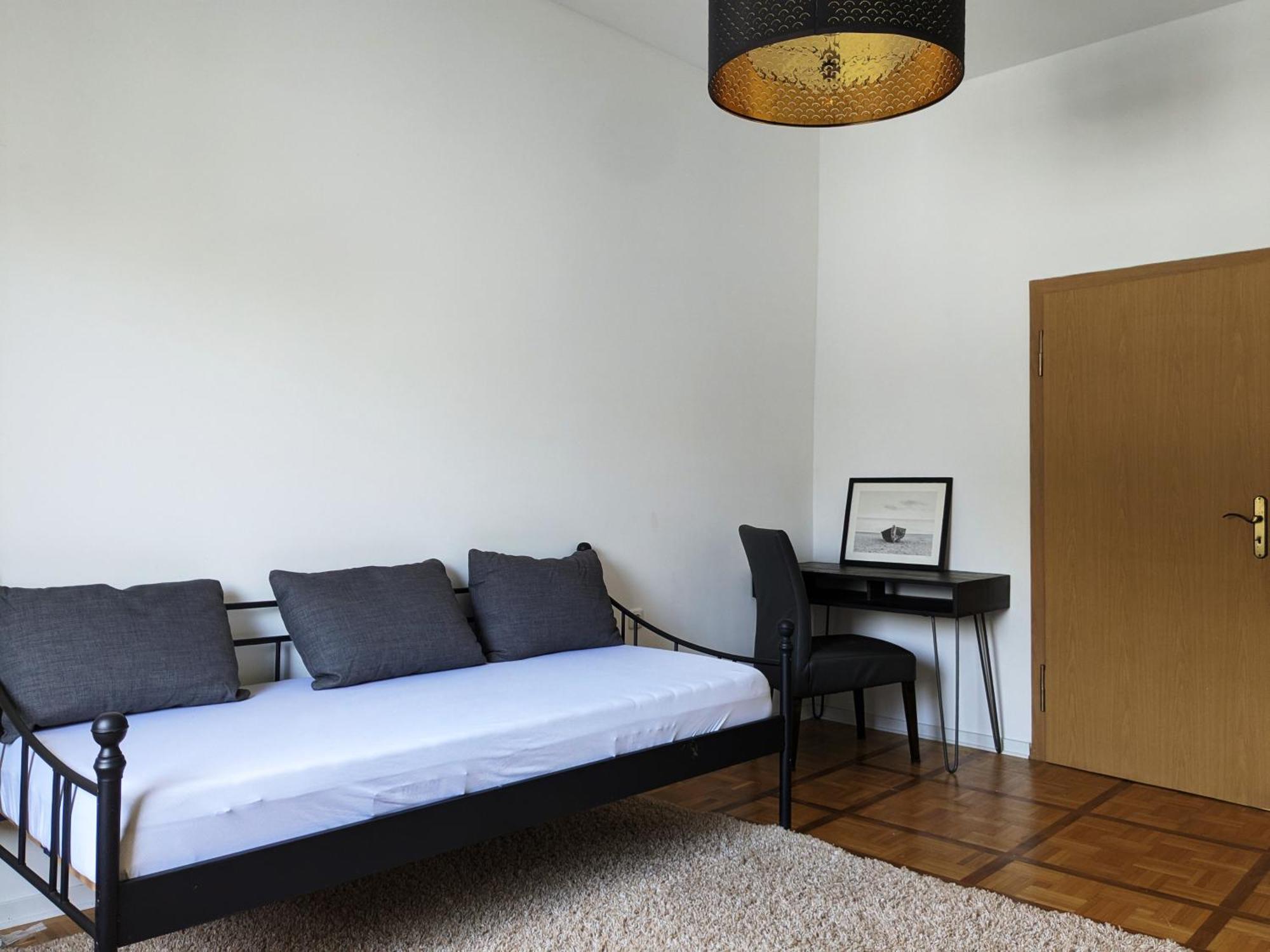 Zentral Gelegen, Sehr Geraeumig, 3 Zimmer, 3 Betten Apartment *